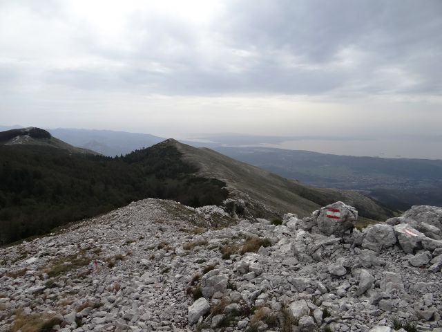 Prehod iz travnatega grebena v svet skalovja in škrapelj...