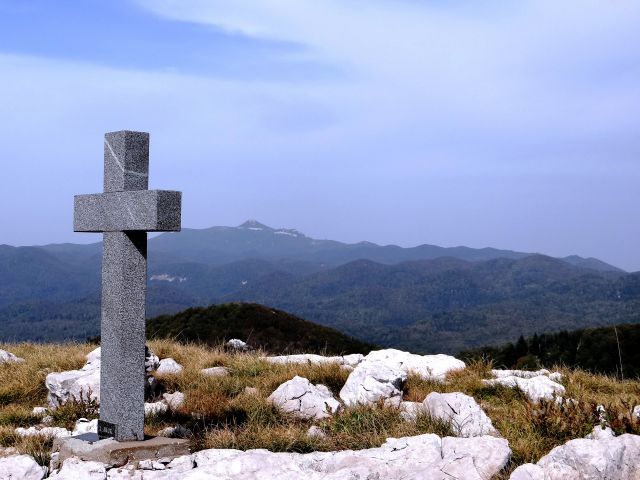 Naš snežnik v daljavi