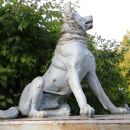 grad čuvajo litoželezni kipi psov brez jezikov