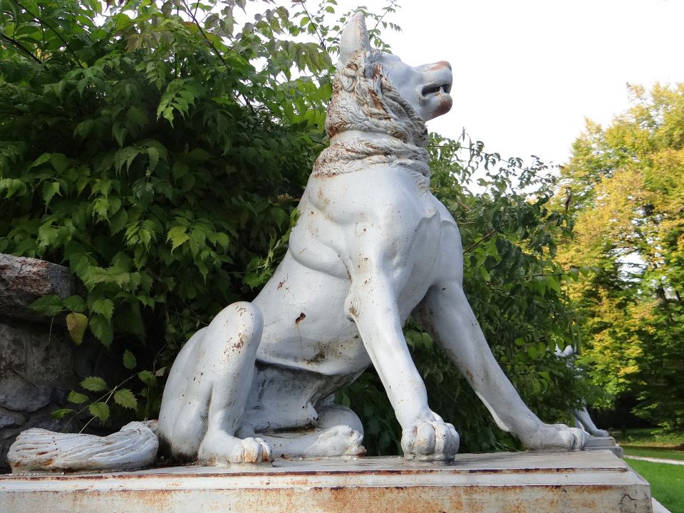 grad čuvajo litoželezni kipi psov brez jezikov