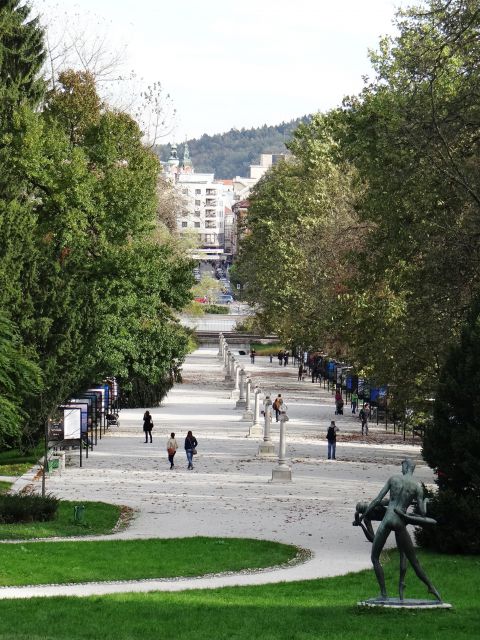 Pogled s terase tivolskega gradu na jakopičevo sprehajališče