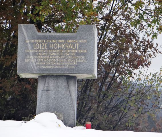 Partizanski spomenik nad vačami