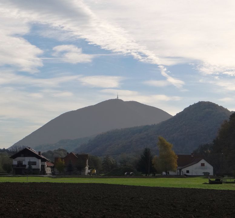 pogled na boč z izhodišča v ločah