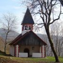lepo vzdrževana cerkvica v podstenah