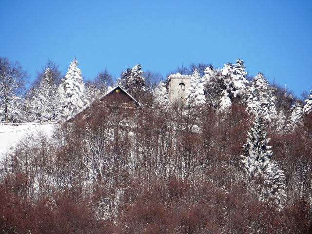 Približan Dom na mirni gori s cerkvenim zvonikom