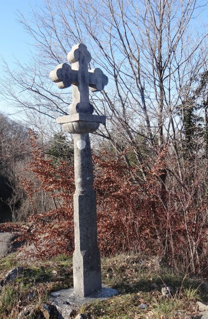Kamniti križ v vasi tabor na bogem, eden najstarejših na primorskem