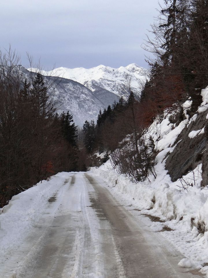 hoja po poledeneli cesti, pogled nazaj