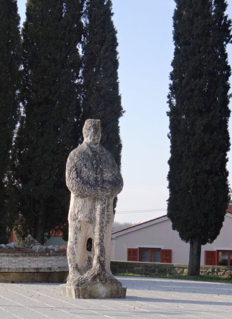 Partizanski spomenik v šmarjah pri kopru