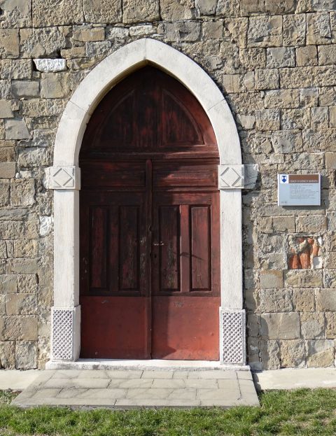 Portal vhoda v cerkev