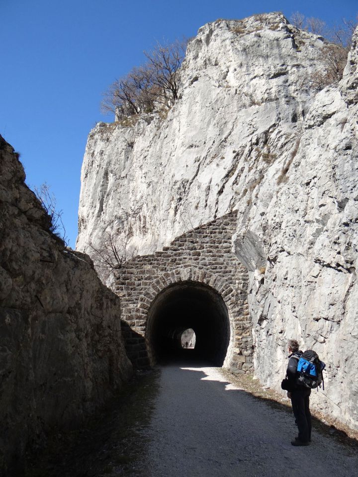 železniški tunel