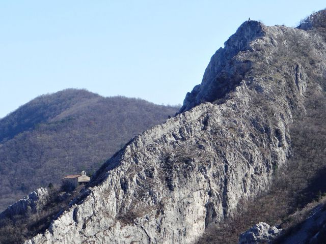 Levo cerkvica Sv. Marije na Pečah, desno na vrhu grebena Comicijev turn