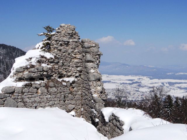 Tole so pa še stari, neobnovljeni ostanki ruševin gradu