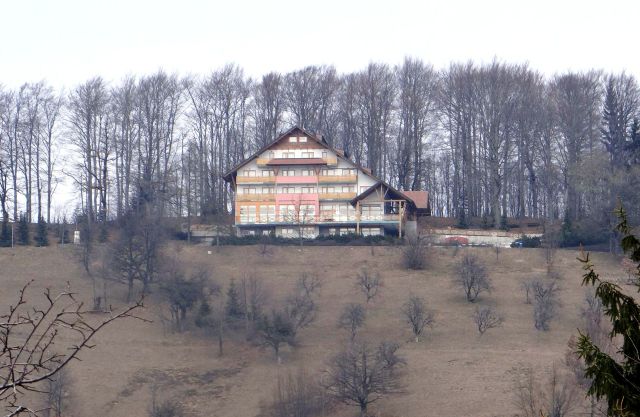 Planinski dom nad Svetino, Almin dom, žal ne obratuje