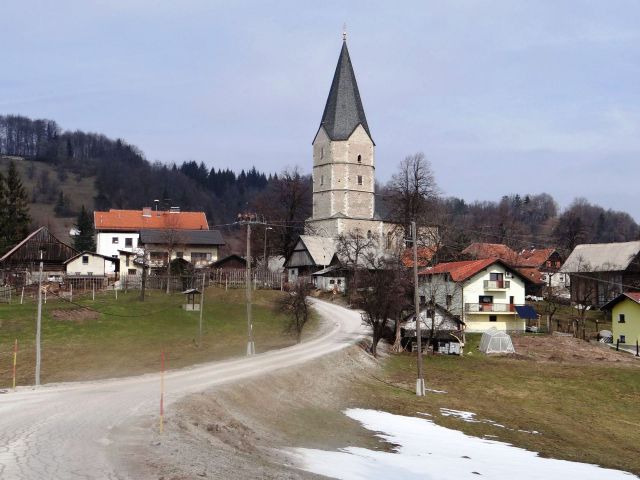 Velika romarska cerkev Marije Snežne v majhni hribovski vasici