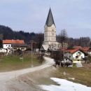 Velika romarska cerkev Marije Snežne v majhni hribovski vasici