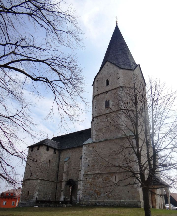 gotska cerkev deluje prav fascinantno