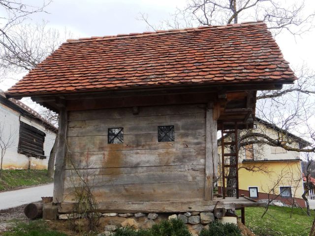 Stara kašča v malem ločniku, v njej je lončarska galerija