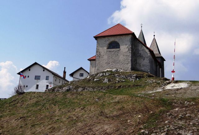Cerkev sv. neže in planinski dom na kumu