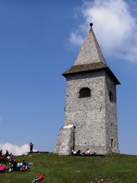 Pozneje in ločeno dozidani zvonik k cerkvi sv. neže