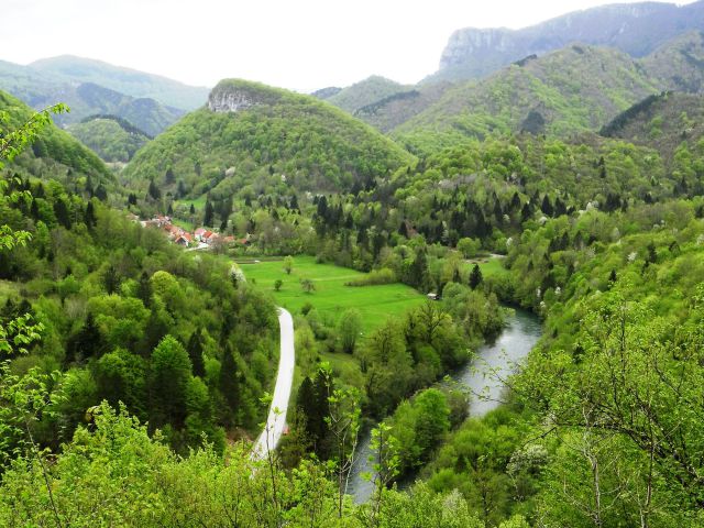 Razgled od sv. ane: kolpa in cesta na hrvaški strani
