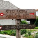 v šentrupertu se pot romarjev za nekaj časa združi s steklasovo potjo