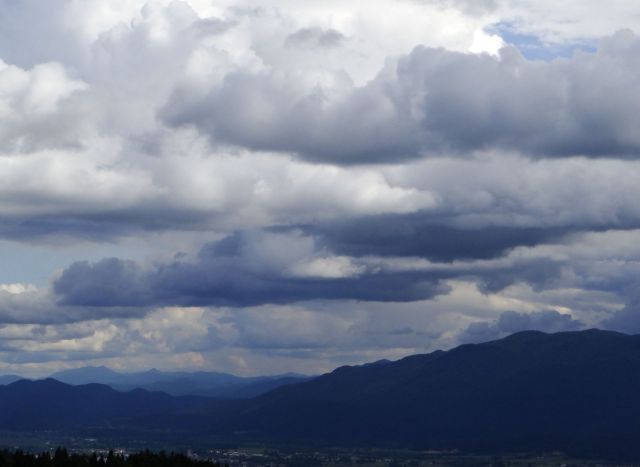 Pred nevihto, 5.6.2013-grozeči oblaki nad ribniško dolino