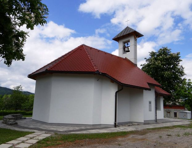 Nova cerkev v moravi, zgrajena na stari lokaciji po vojni odstranjene cerkve