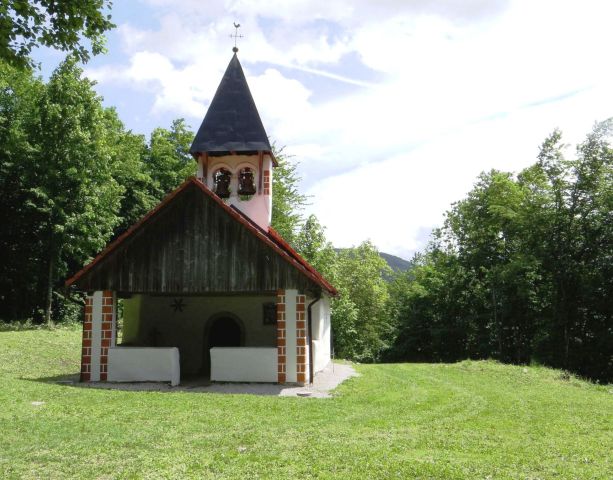 Lepo obnovljena cerkvica v Podstenah