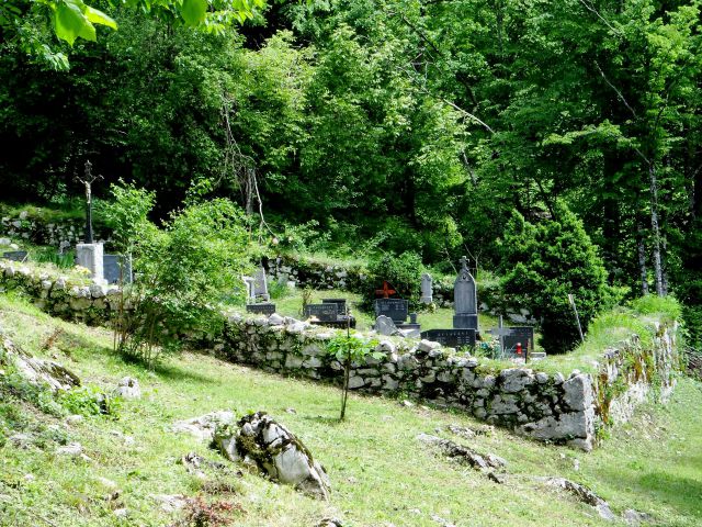 Majhno vaško pokopališče pri cerkvici