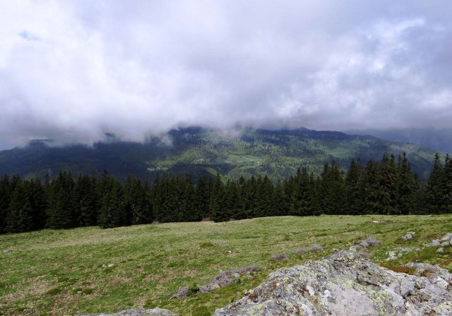 Sosednja velika planina v oblakih