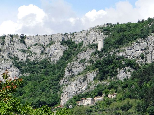 Iz hrastovelj približan stražni stolp nad podpečjo