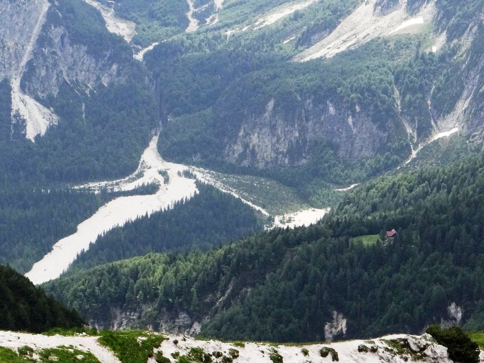 približan pogled na zatrep doline zajzera, desno se vidi streha koče grego