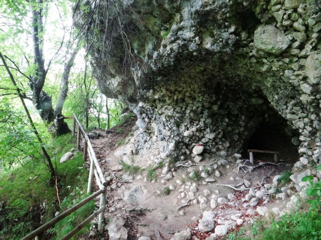 čez hrib, preluknjan z bunkerji...