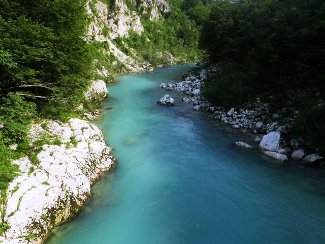 Smaragdna Soča z visečega mostu