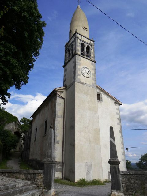 Poznogotska cerkev sv. Danijela z značilnim limonastim zvonikom iz leta 1609