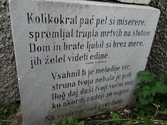 Napisi na grobovih in imena so slovenska