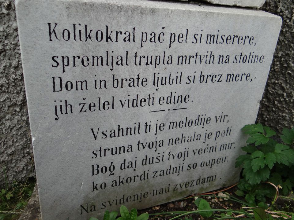 napisi na grobovih in imena so slovenska