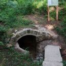 lepo urejen črnopotoški studenec