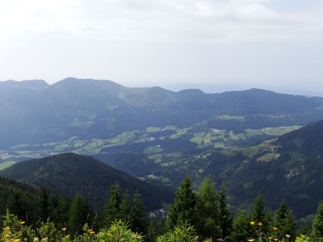 Tuhinjska dolina in menina nad njo