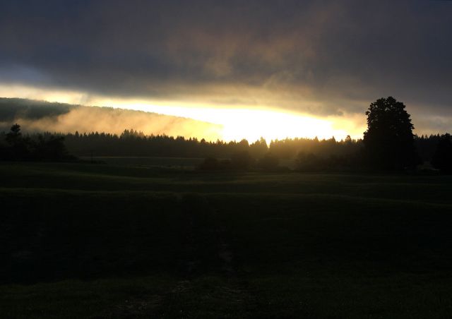Prvi sončni žarki so prebili črne oblake (Mrtvice, 29.5.2014)