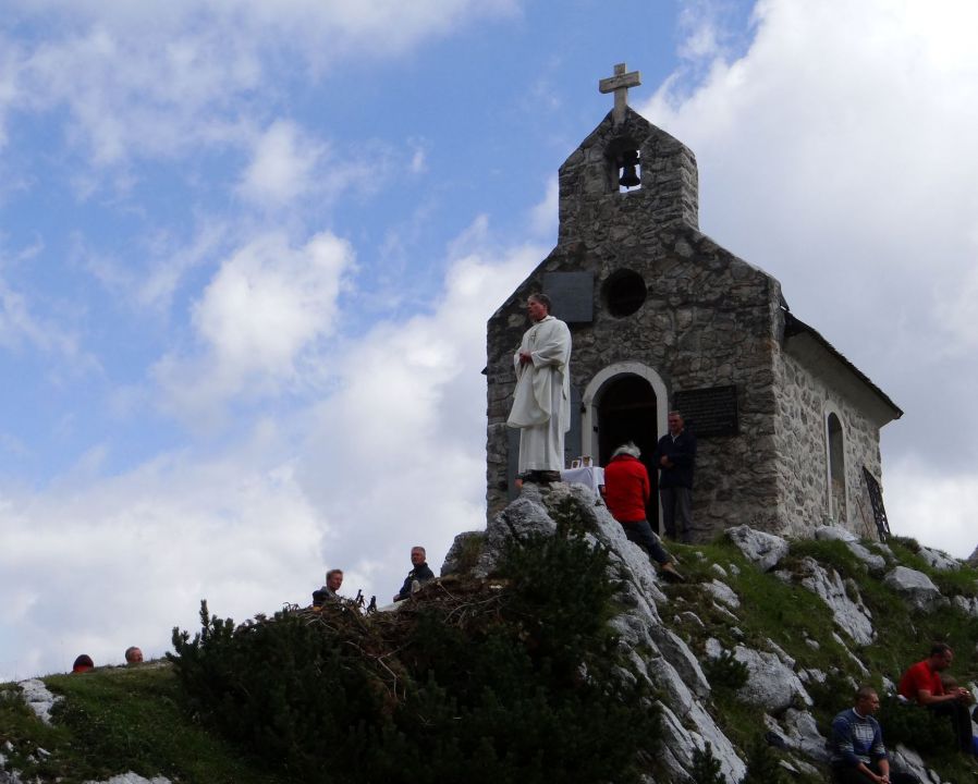 župnik v gojzarjih