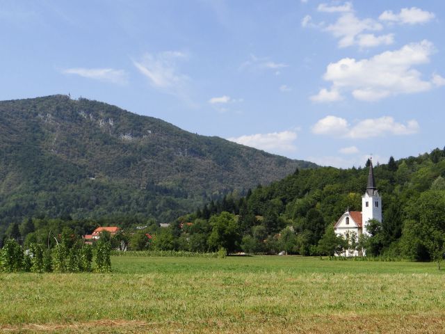Osilniška cerkev in levo nad njo sveta gora