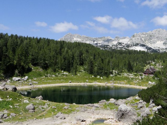 Dvojno jezero in koča pri triglavskih jezerih
