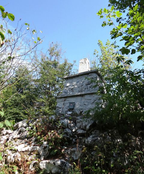 Na vrhu sten sv. ane je zemljemerski steber, po razgled pa je treba do razgledišča