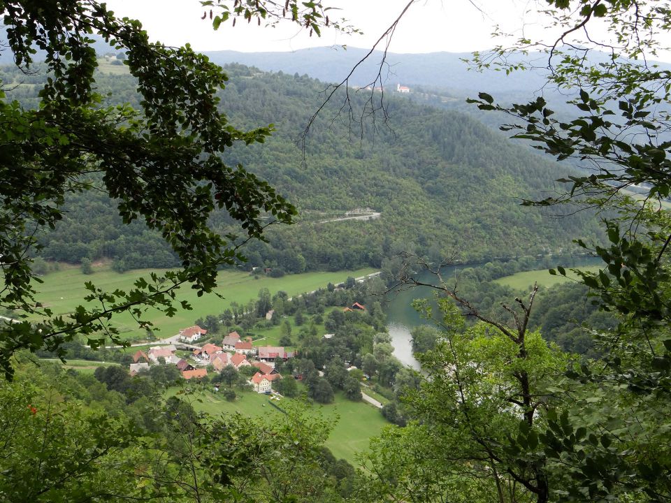 pogled na kolpo pri dolu, na hribu se vidi sv. jožef v starem trgu