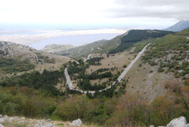 Pogled na cesto terezijano, ki se spušča proti karlobagu