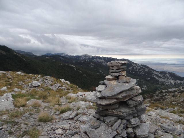 Razgled z vrha d. kose proti morju in južnemu velebitu