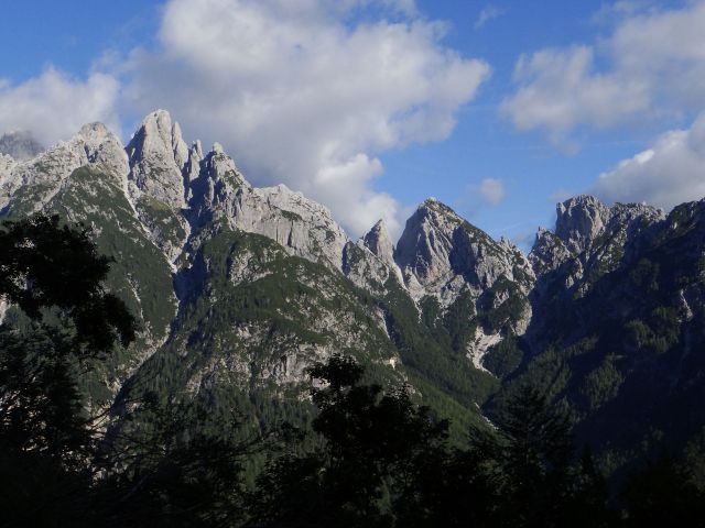 Visoka bela špica in ostali markantni vrhovi nad dolino belega potoka