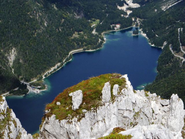 Približano rabeljsko jezero z otočkom