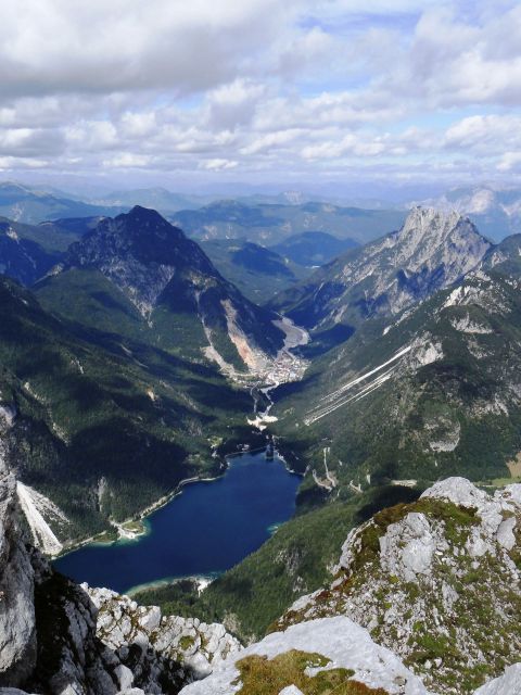 Rabeljsko jezero, rudarsko mesto rabelj, levo kraljeva špica, desno rabeljske špice